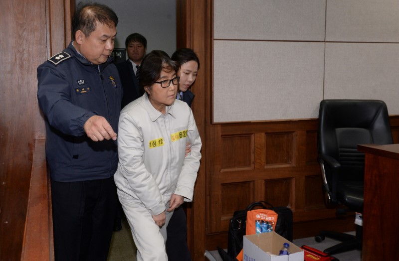 © Reuters. Choi Soon-sil arrives for her first court hearing in Seoul