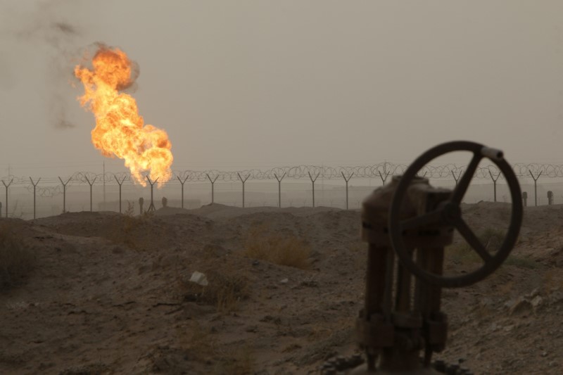 © Reuters. Пламя над нефтепроводом на нефтяном месторождении в Басре