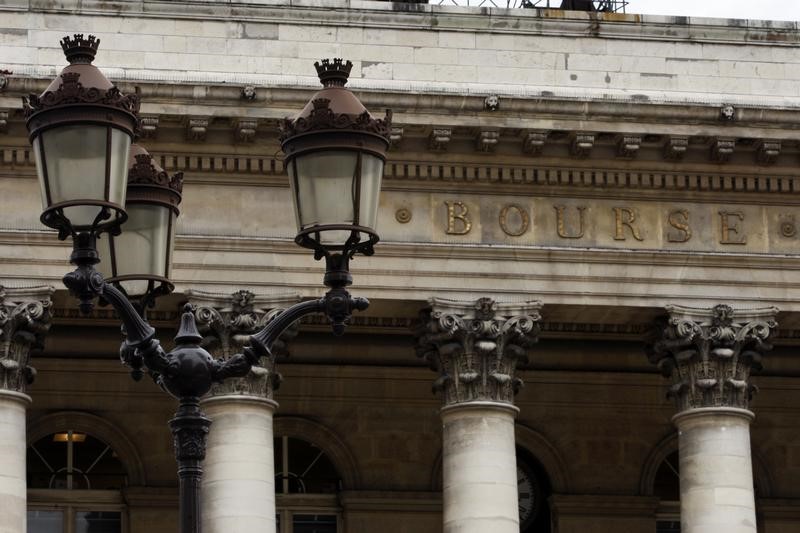 © Reuters. LA BOURSE DE PARIS RECULE, LONDRES ET FRANCFORT RESTENT STABLE