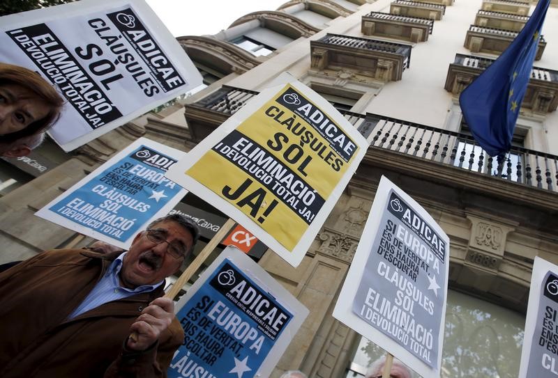 © Reuters. El Tribunal de la UE ordena a los bancos devolver lo cobrado en cláusulas suelo
