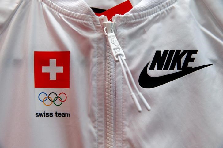 © Reuters. Логотип Nike на олимпийской форме команды Швейцарии