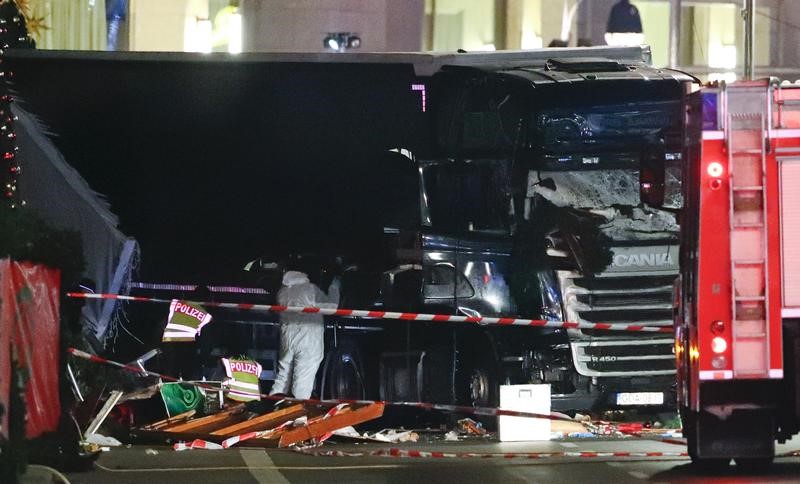 © Reuters. الشرطة الألمانية تكثف البحث بعد إطلاق سراح مشتبه به في هجوم على سوق