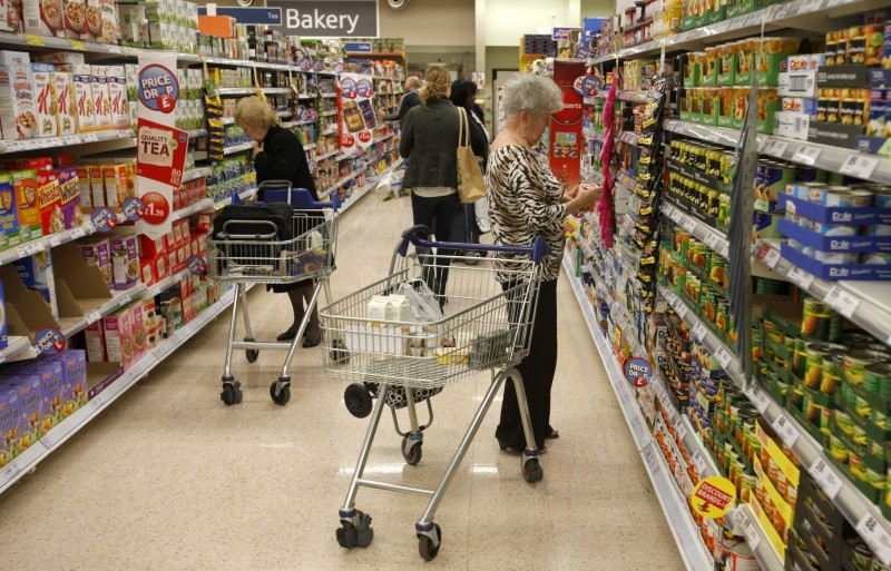 © Reuters. Customers shop for groceries in a supermarket in London