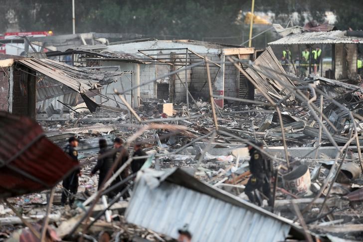 © Reuters. خبراء يفحصون موقع انفجارات هزت سوقا للألعاب النارية في المكسيك