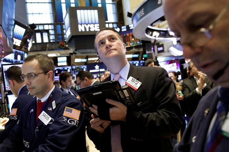 © Reuters. Traders work on the floor of the NYSE in New York City