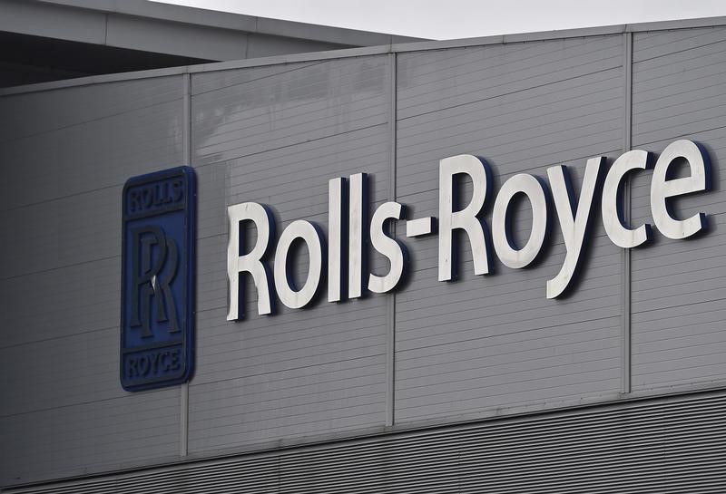 © Reuters. A Rolls-Royce logo is seen at the company aerospace engineering and development site in Bristol in Britain