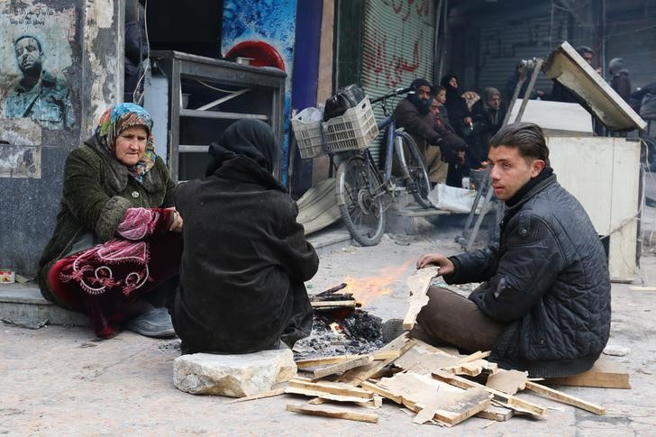 © Reuters. الأمم المتحدة: استئناف عملية إجلاء المدنيين من شرق حلب بعد توقفها ليوم