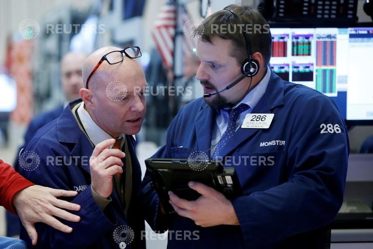 © Reuters. Traders work on the floor of the NYSE