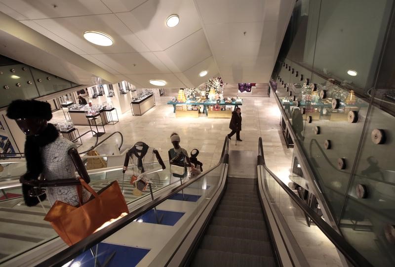 © Reuters. A visitor walks past an escalator at the Printemps department store in a shopping district in Paris