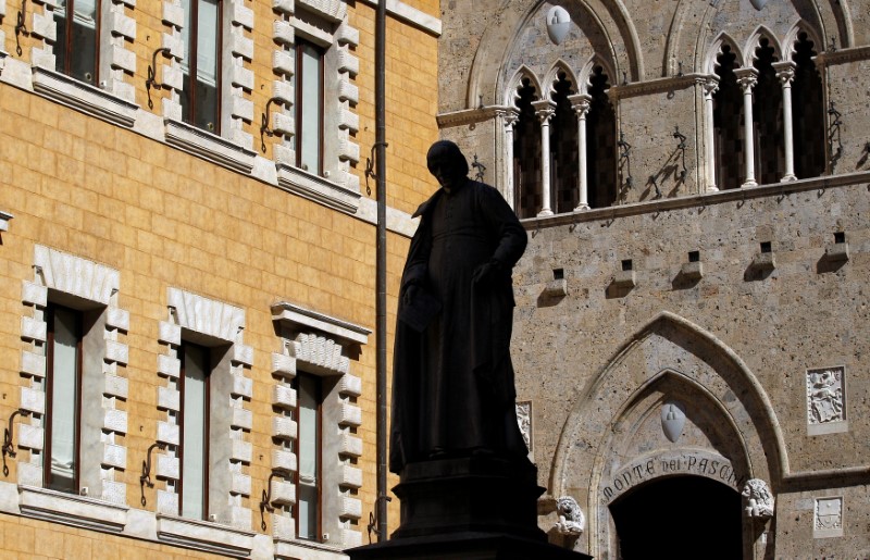 © Reuters. The main entrance of the Monte dei Paschi bank headquarters is seen in Siena