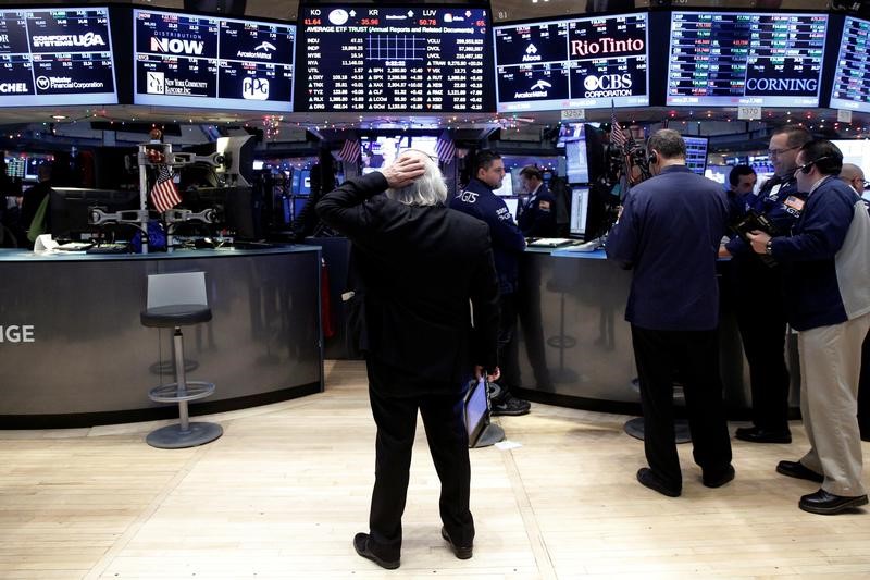 © Reuters. Traders work on the floor of the NYSE