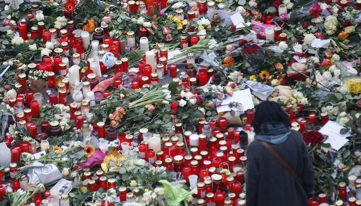 © Reuters. Flores e velas perto de local de ataque em Berlim