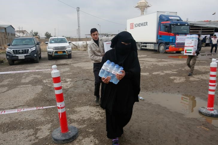 © Reuters. تحقيق-صدمة حكم الدولة الإسلامية تلازم نساء عراقيات خارج الموصل
