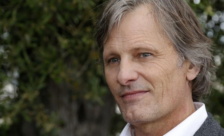 © Reuters. Ator Viggo Mortensen posa para foto do filme "Capitão Fantástico