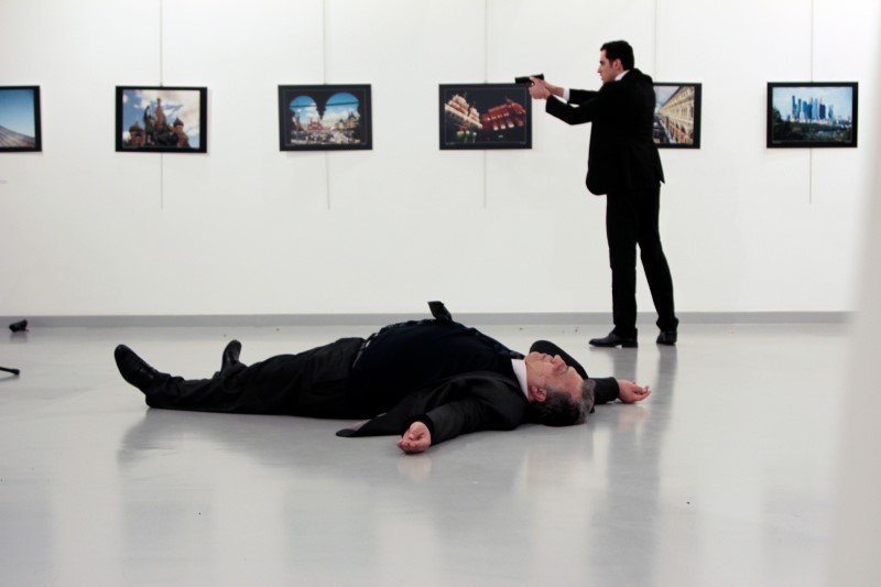 © Reuters. Russian Ambassador to Turkey Andrei Karlov lies on the ground after he was shot by Mevlut Mert Altintas at an art gallery in Ankara