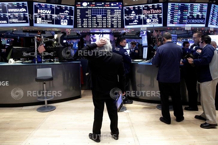 © Reuters. Traders work on the floor of the NYSE