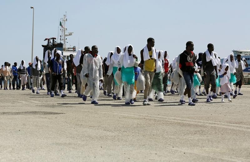 © Reuters. غرق ستة مهاجرين في البحر المتوسط وإنقاذ 300
