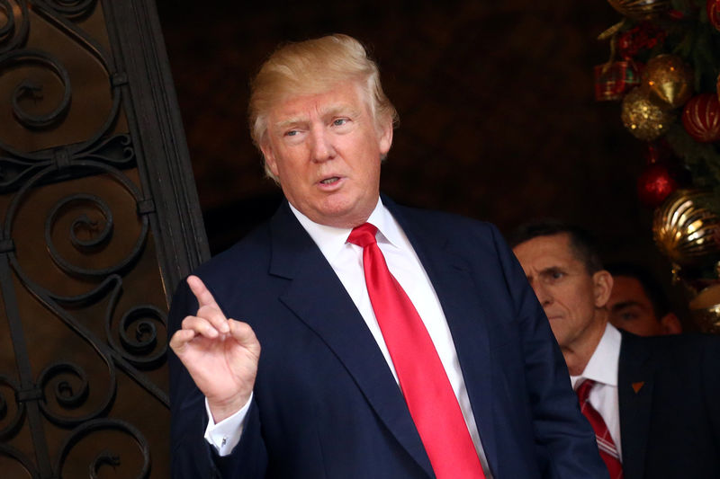 © Reuters. U.S. President-elect Donald Trump talks to members of the media at Mar-a-Lago estate in Palm Beach, Florida