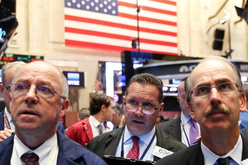 © Reuters. LA BOURSE DE NEW YORK FINIT EN LÉGÈRE BAISSE