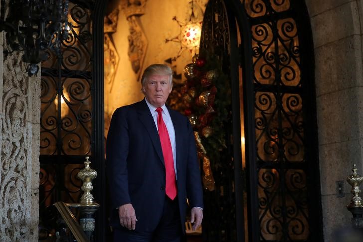 © Reuters. Trump durante pausa em reunião em Palm Beach