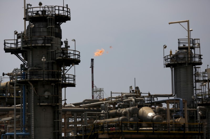 © Reuters. A view of state-owned oil giant Pertamina's refinery unit IV  in Cilacap, Central Java, Indonesia