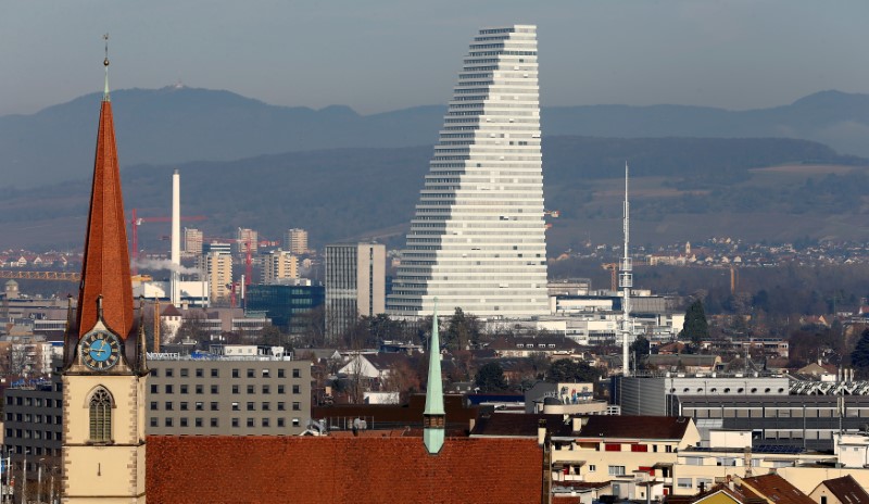 © Reuters. The office tower of the headquarters of Swiss drugmaker Roche is seen in Basel