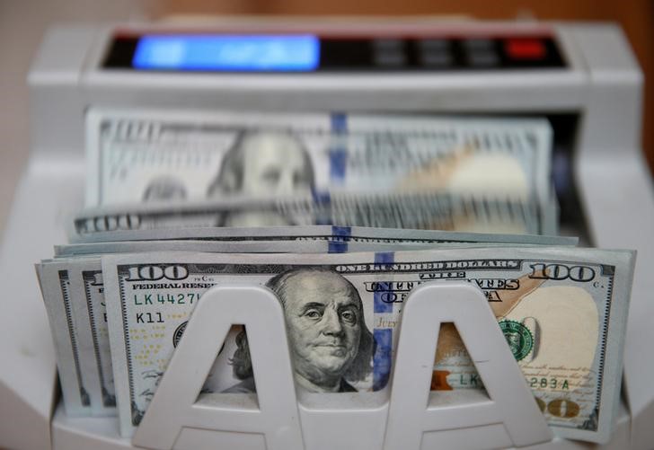 © Reuters. Доллары США в машине для счета денег