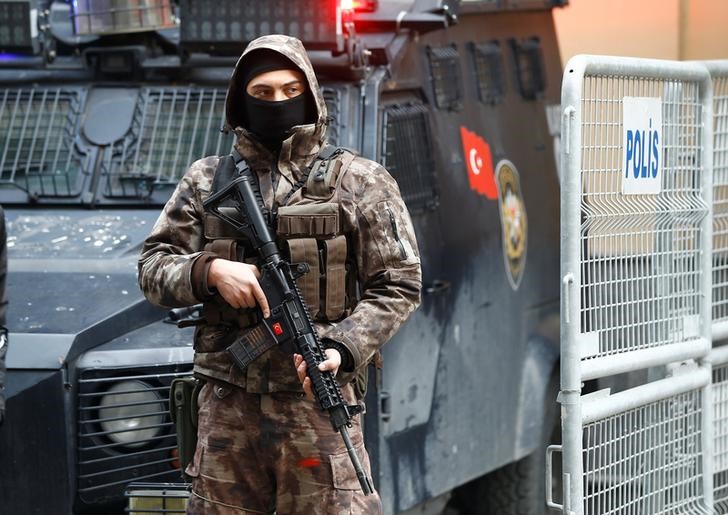 © Reuters. Офицер спецназа несет службу у российского посольства в Стамбуле