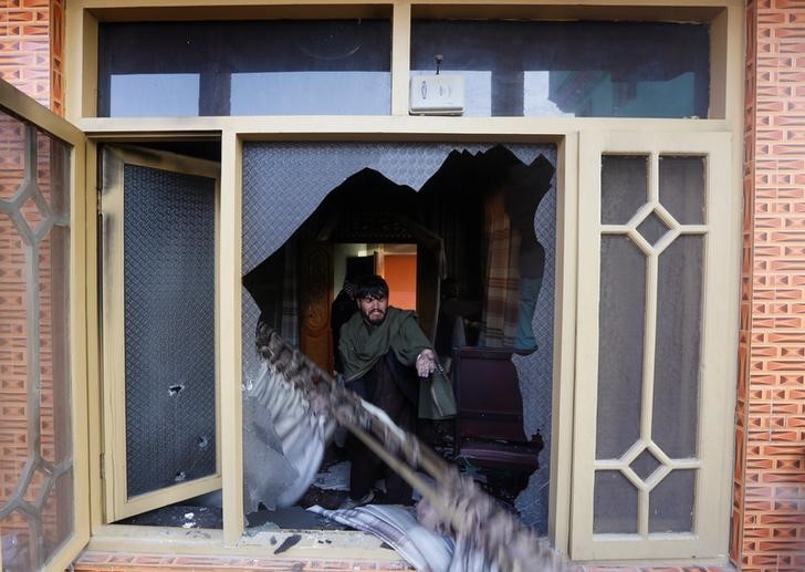 © Reuters. الشرطة الأفغانية تفحص ركام منزل نائب بالبرلمان بعد هجوم عليه
