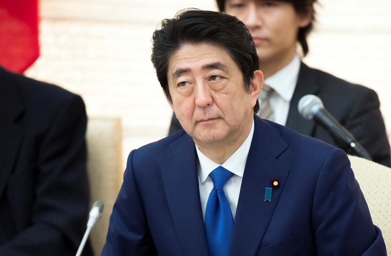 © Reuters. رئيس وزراء اليابان يسعى لإبراز قوة التحالف مع أمريكا في بيرل هاربر