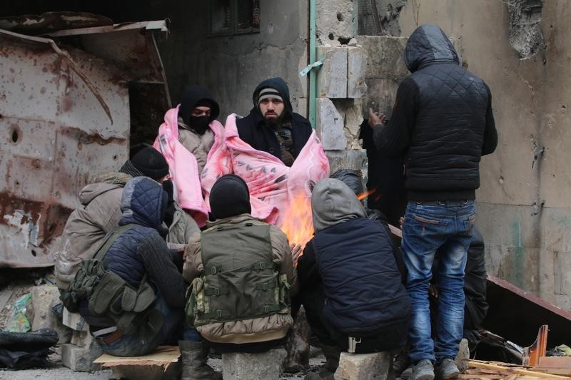 © Reuters. متحدث باسم جماعة معارضة: آلاف المدنيين والمقاتلين ينتظرون إجلاءهم من حلب