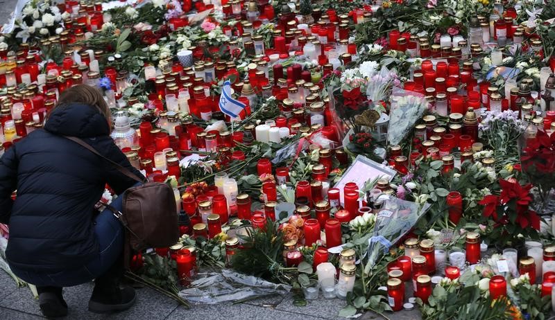 © Reuters. صحيفة: القبض على 4 أشخاص فيما يتصل بالمشتبه به في هجوم برلين
