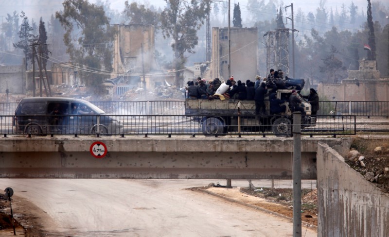 © Reuters. Pessoas deixam áreas rebeldes da cidade síria de Aleppo