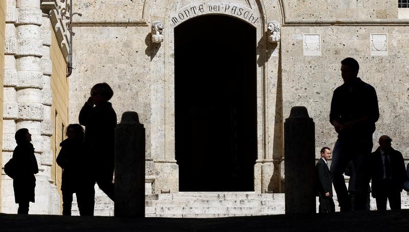 © Reuters. The main entrance of the Monte dei Paschi bank headquarters is seen in Siena