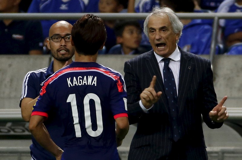 © Reuters. Japan's national soccer team coach Halilhodzic speaks to Kagawa during their 2018 World Cup qualifying soccer match against Cambodia at Saitama Stadium in Saitama