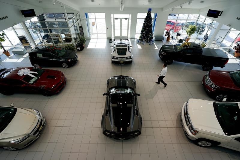 © Reuters. New cars are seen on the showroom floor at the Medved dealer in Denver