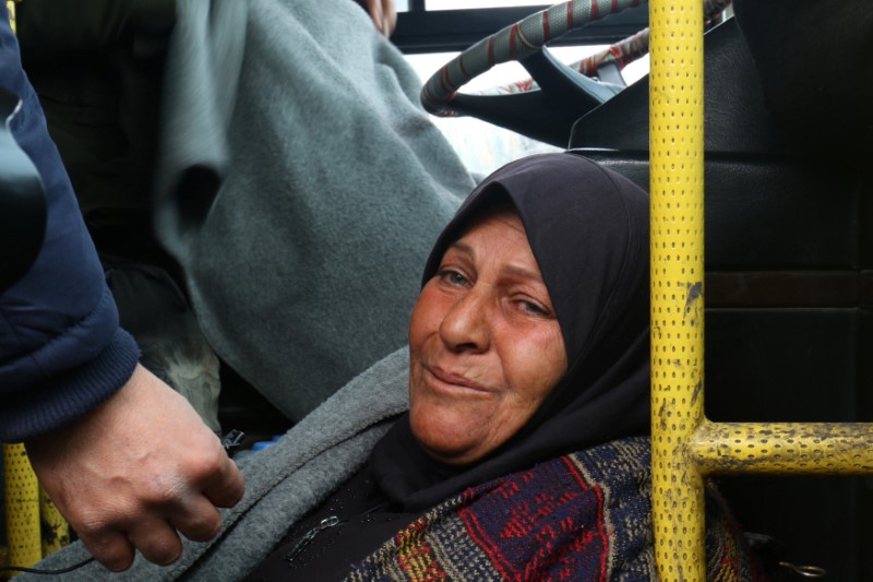© Reuters. An evacuee from the Shi'ite Muslim villages of al-Foua and Kefraya reacts as she rides a bus at insurgent-held al-Rashideen in Aleppo province