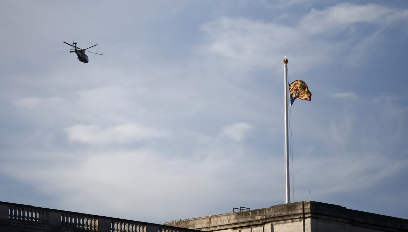 © Reuters. Helicóptero com rainha Elizabeth e príncipe Philip