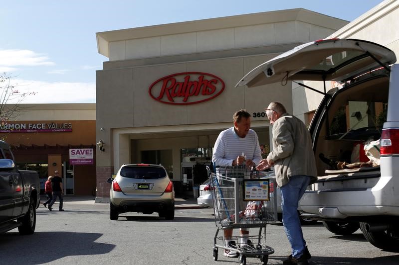 © Reuters. Shoppers load groceries outside a Ralphs grocery store, which is owned by Kroger Co, ahead of company results in Pasadena