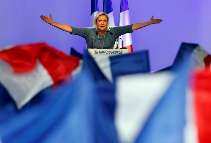 © Reuters. FILE PHOTO: Marine Le Pen, French National Front (FN) political party leader, gestures during an FN political rally in Frejus