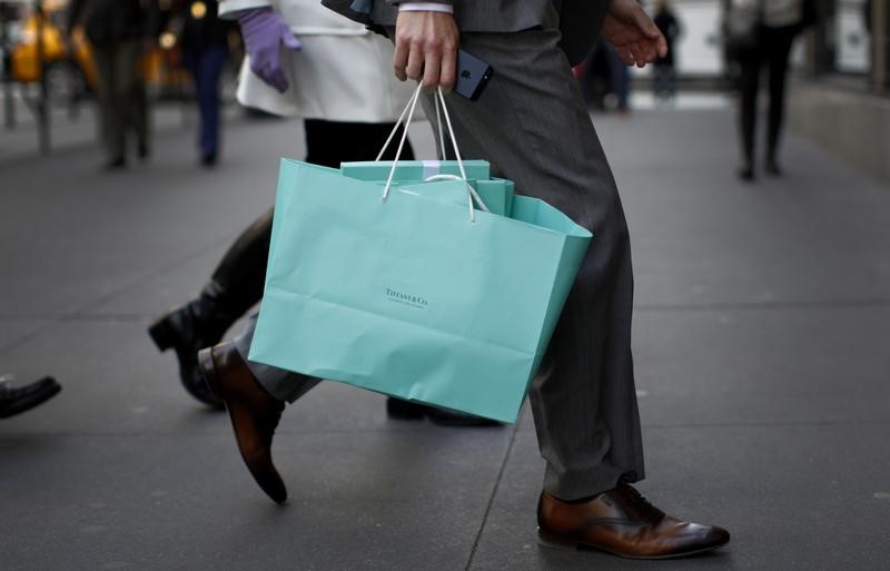 © Reuters. A shopper carries bags from Tiffany & Co. jewelers along 5th Avenue in New York City