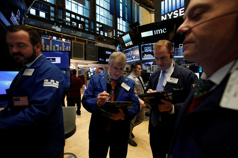 © Reuters. Traders work on the floor at the opening of the day's trading at the New York Stock Exchange (NYSE) in Manhattan, New York City