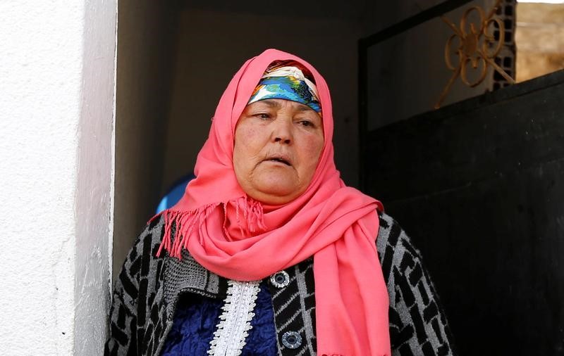 © Reuters. Nour, mother of suspect Anis Amri who is sought in relation with the truck attack on a Christmas market in Berlin, reacts near their home in Oueslatia, Tunisia