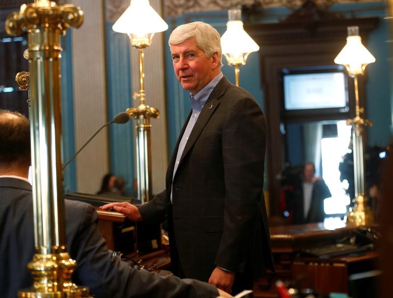 © Reuters. Michigan Republican Governor Snyder addresses electors gathered on the Michigan Senate floor to cast their formal votes for the president and vice president of the United States in Lansing