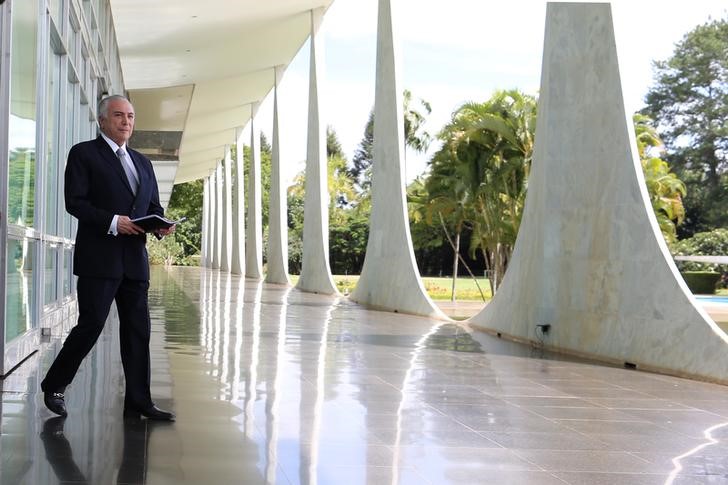 © Reuters. Temer caminha no Palácio da Alvorada em Brasília