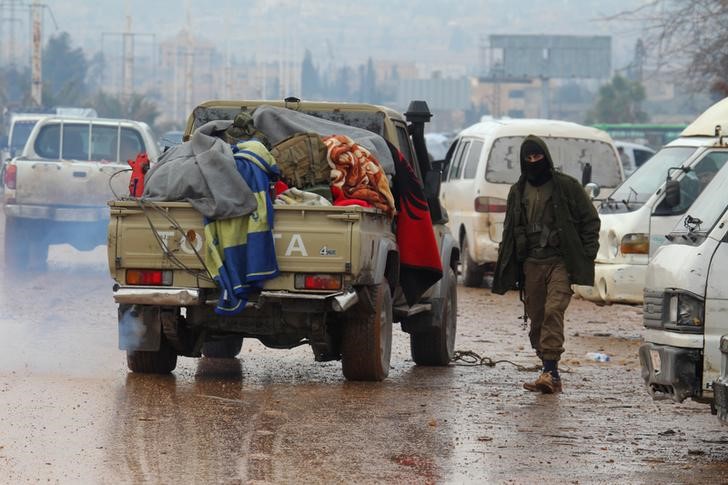 © Reuters. الجيش السوري يقول إنه استعاد حلب في انتصار للأسد