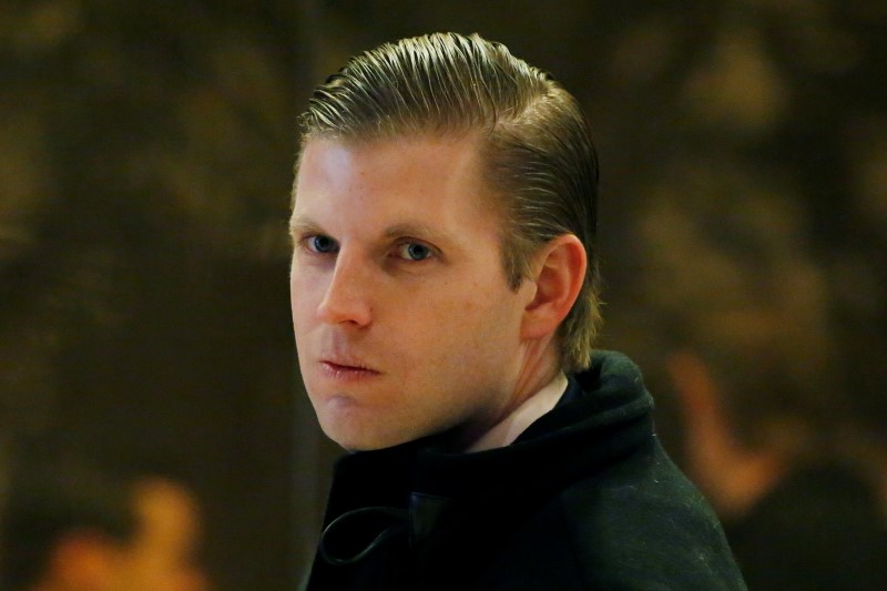 © Reuters. Donald Trump's son Eric Trump waits to enter an escalator in the lobby of Trump Tower in Manhattan, New York