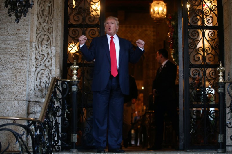 © Reuters. U.S. President-elect Donald Trump talks to members of the media after a meeting meeting with Pentagon officials at Mar-a-Lago estate in Palm Beach, Florida, U.S.