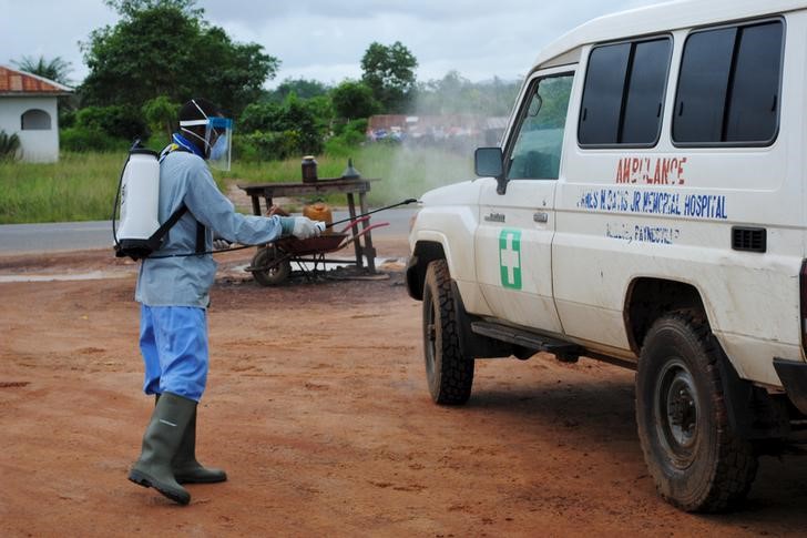 © Reuters. تجربة في غينيا تظهر نجاحا "تاريخيا" لمصل مضاد للإيبولا