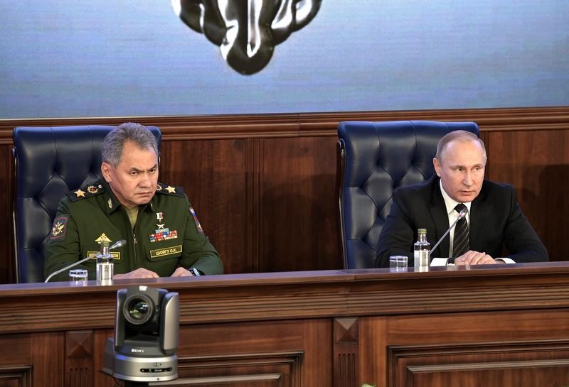 © Reuters. وزير الدفاع الروسي يبلغ بوتين بقرب التوصل لاتفاق هدنة في سوريا